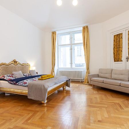 Royal Apartment By Charles Bridge View Of Saint Nicholas Church Prague Ngoại thất bức ảnh