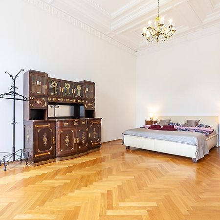 Royal Apartment By Charles Bridge View Of Saint Nicholas Church Prague Ngoại thất bức ảnh