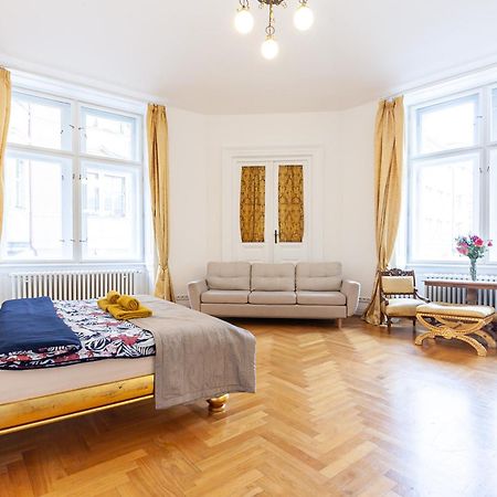 Royal Apartment By Charles Bridge View Of Saint Nicholas Church Prague Ngoại thất bức ảnh