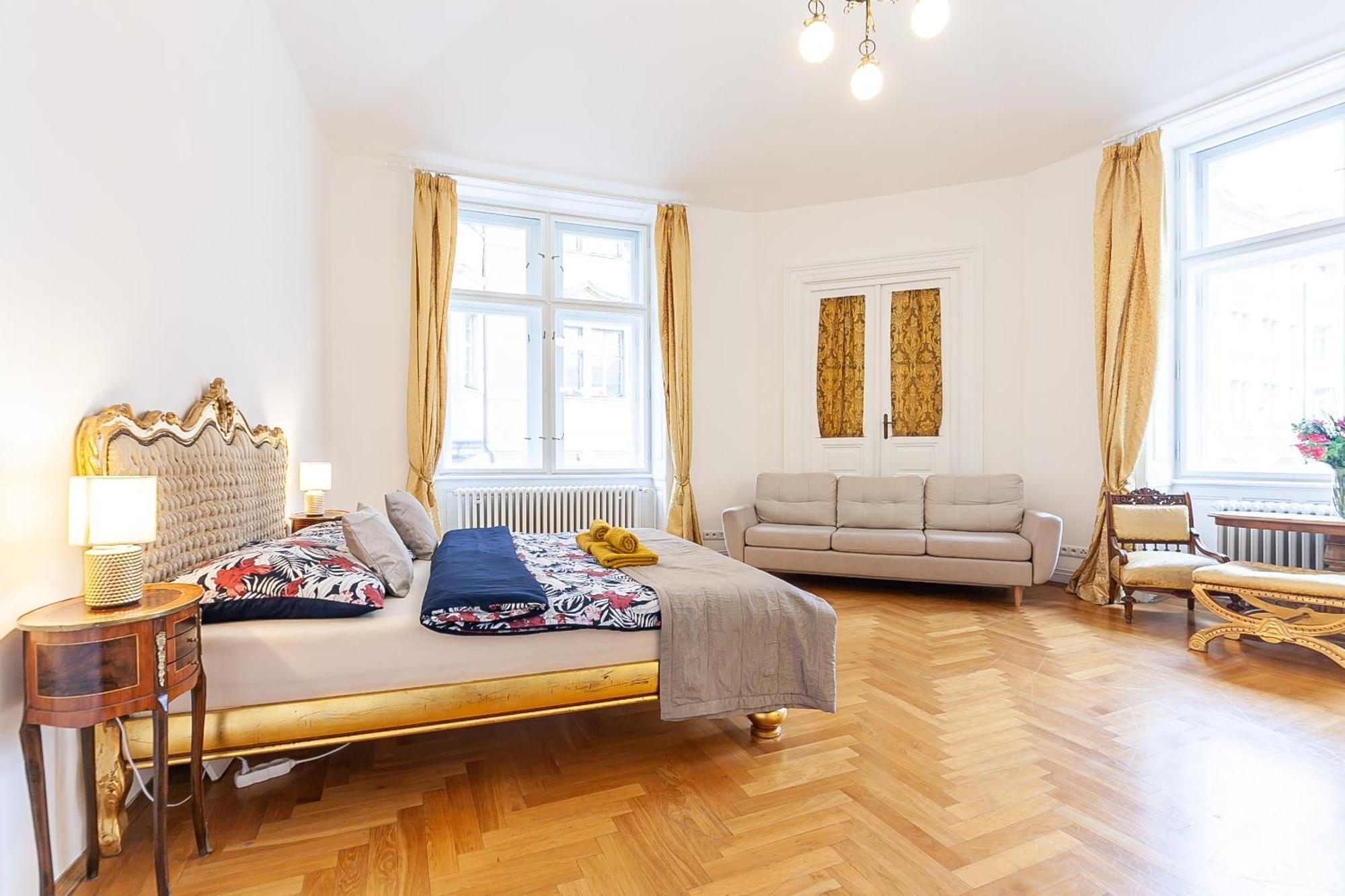 Royal Apartment By Charles Bridge View Of Saint Nicholas Church Prague Ngoại thất bức ảnh
