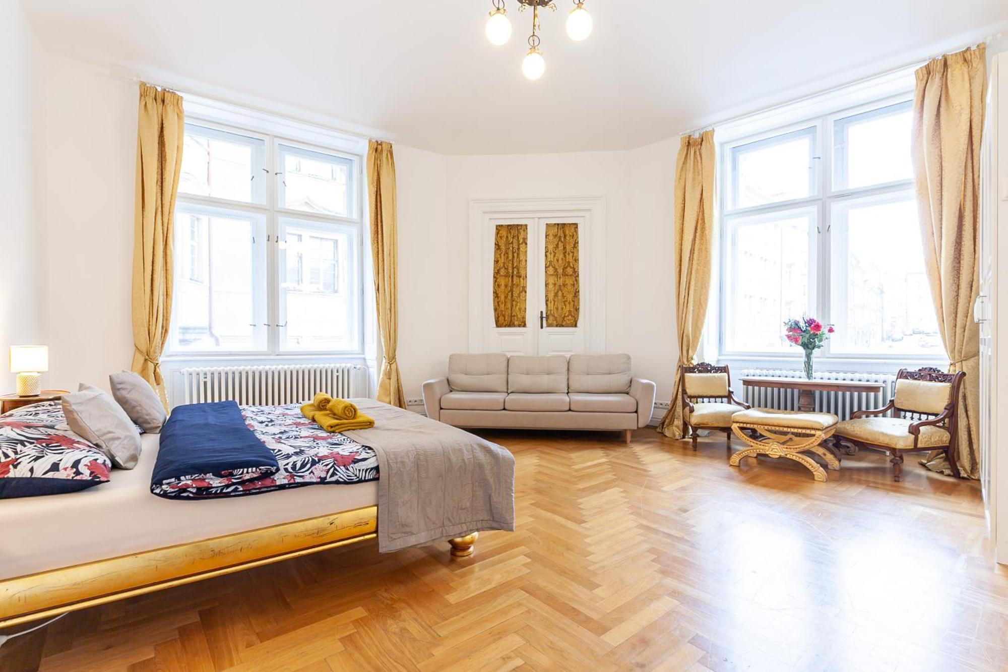 Royal Apartment By Charles Bridge View Of Saint Nicholas Church Prague Ngoại thất bức ảnh