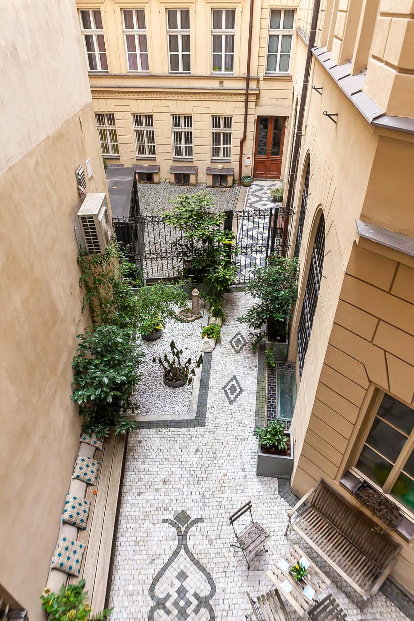 Royal Apartment By Charles Bridge View Of Saint Nicholas Church Prague Ngoại thất bức ảnh