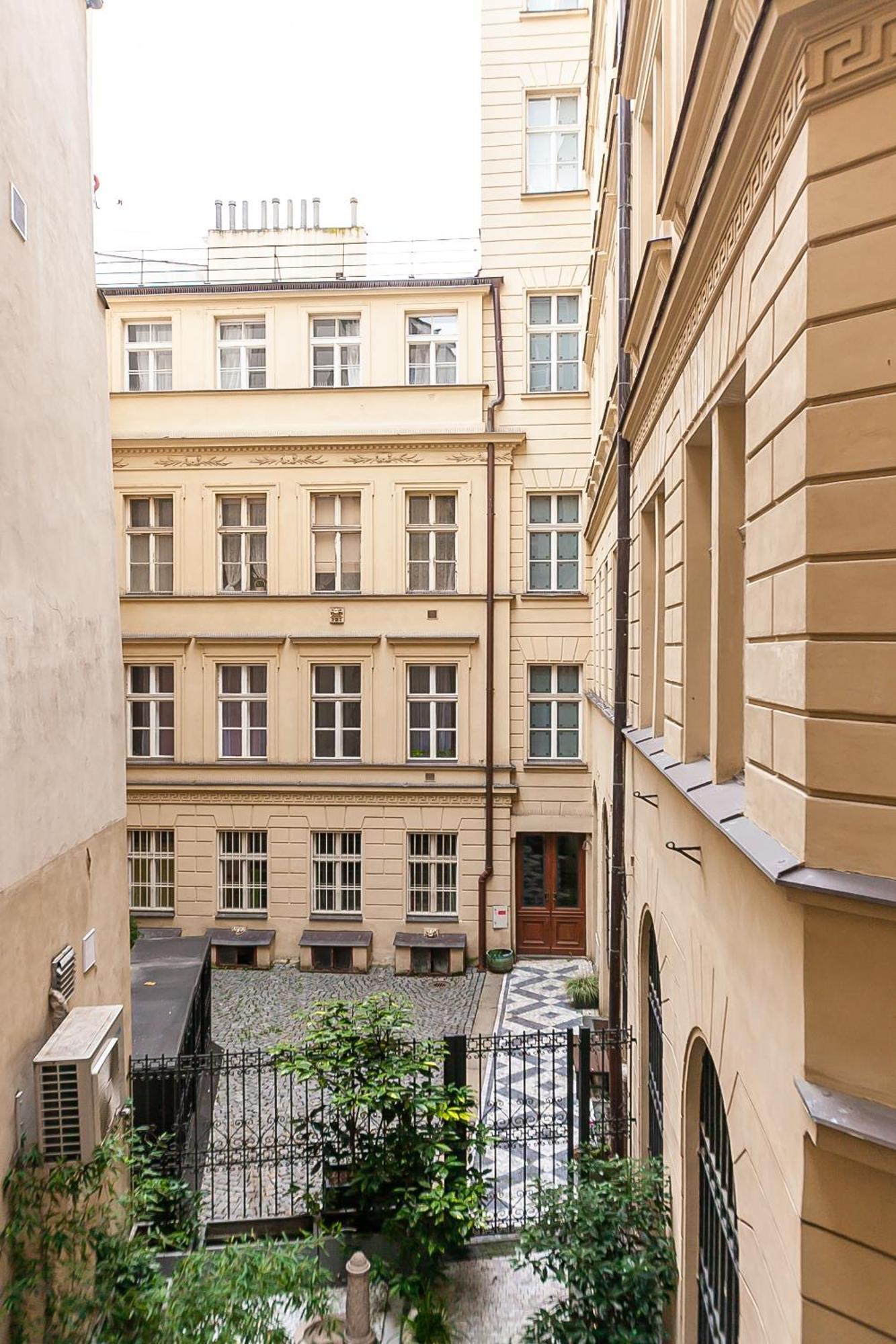Royal Apartment By Charles Bridge View Of Saint Nicholas Church Prague Ngoại thất bức ảnh