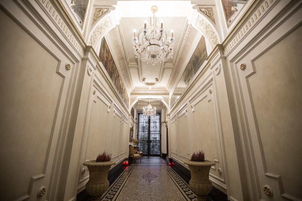Royal Apartment By Charles Bridge View Of Saint Nicholas Church Prague Phòng bức ảnh