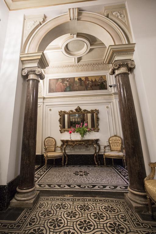 Royal Apartment By Charles Bridge View Of Saint Nicholas Church Prague Phòng bức ảnh