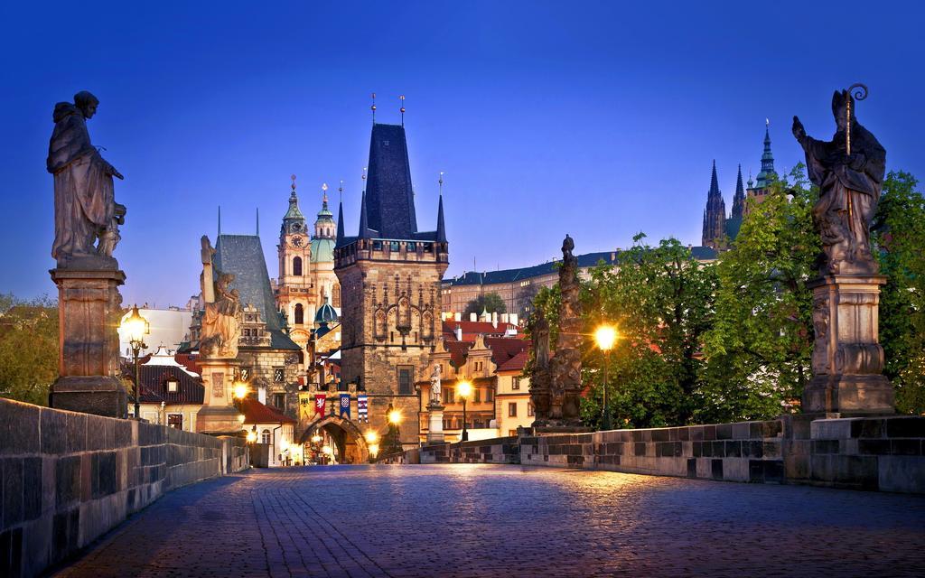 Royal Apartment By Charles Bridge View Of Saint Nicholas Church Prague Phòng bức ảnh