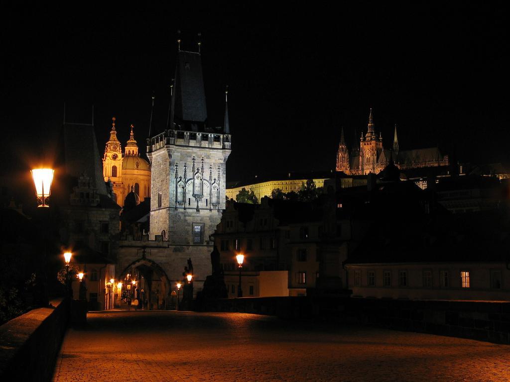 Royal Apartment By Charles Bridge View Of Saint Nicholas Church Prague Ngoại thất bức ảnh
